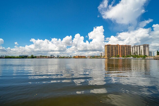 Foto del edificio - 17150 N Bay Rd