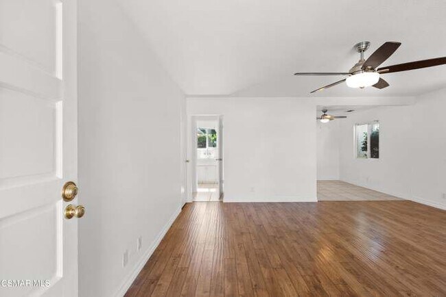 Foto del edificio - 8761 Woodley Ave