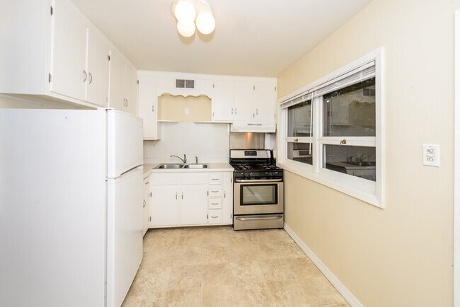 Building Photo - 3 Bedroom, 1 Bathroom House in NE Minneapo...