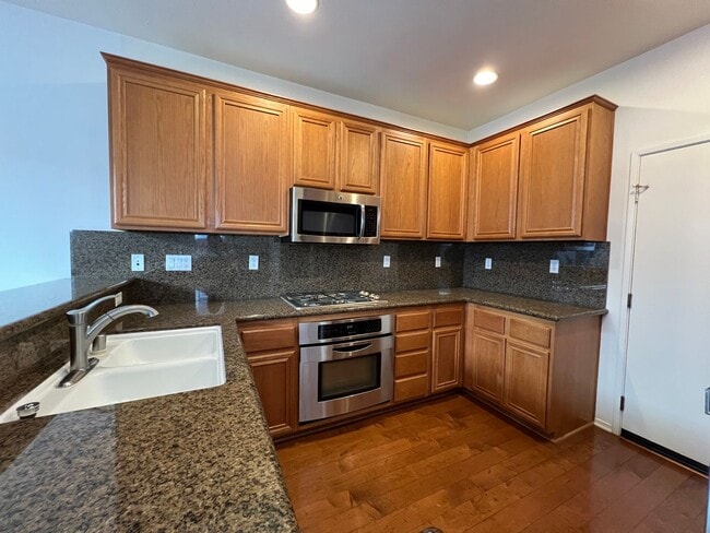 Building Photo - Beautiful 3 bedroom, 2.5 bath home in desi...