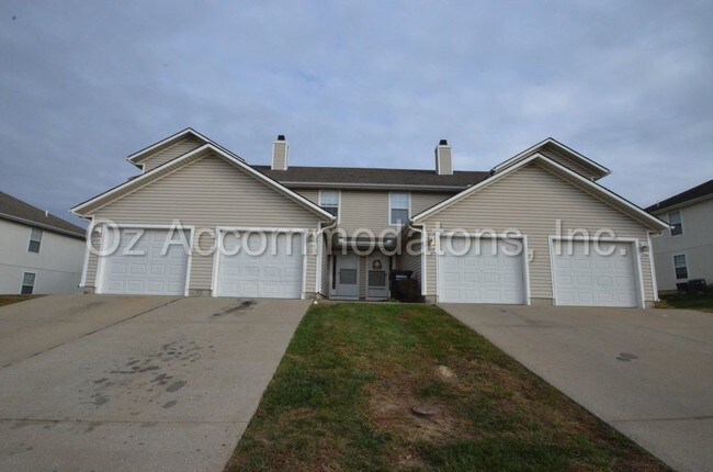 Building Photo - 201 NE Dogwood Unit C, Oak Grove, MO 64075