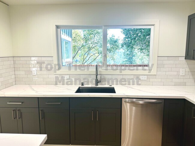 Building Photo - Beautifully Remodeled 4 Bedroom / 3 Bath /...