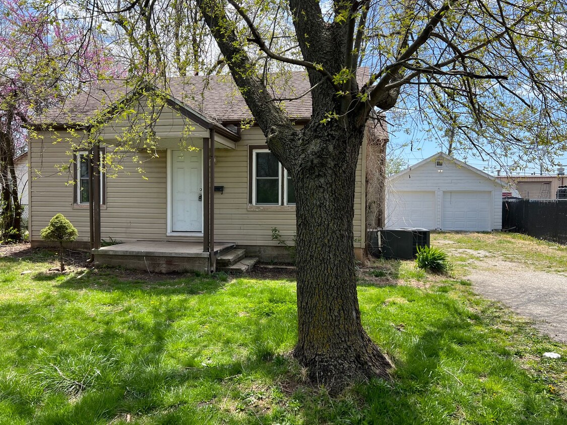 Primary Photo - Recently Remodeled 3 bedroom 1 full bathro...