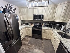Building Photo - 9410 Tangerine Pl