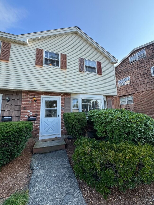 Foto del edificio - 3 bedroom townhouse Lawrence, MA