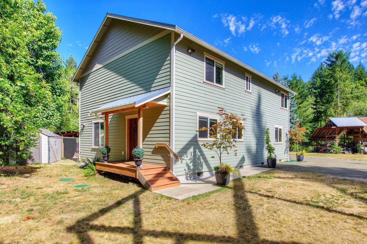 Primary Photo - Large 4 bedroom home in Private Location