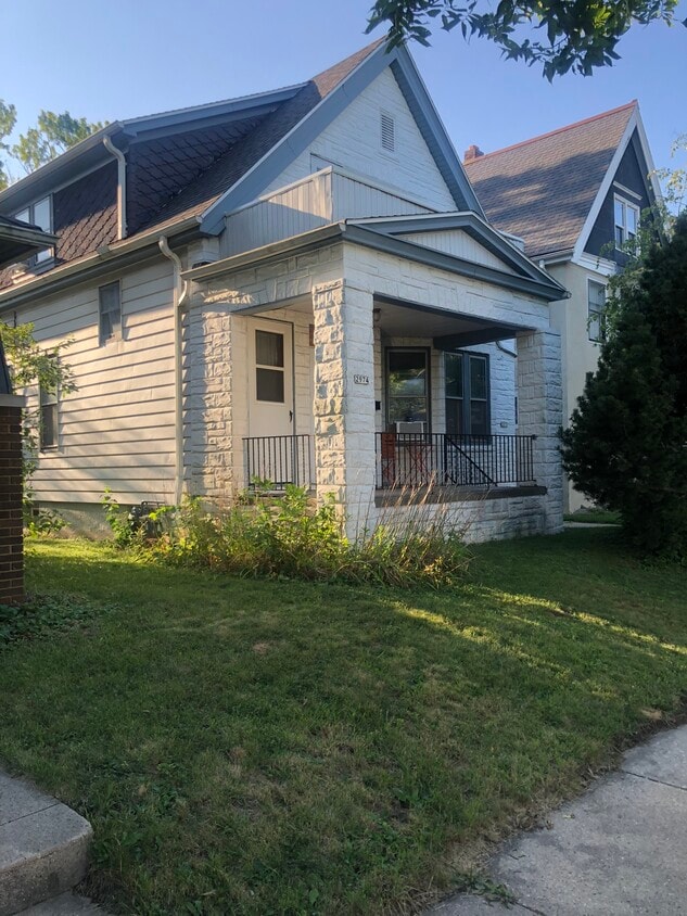 2972 N Newhall Street - 2972 N Newhall St