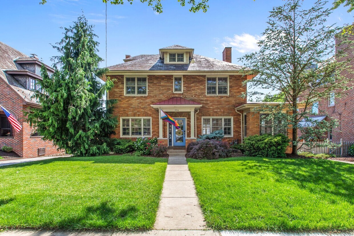 Primary Photo - *Beautifully Updated & Spacious 4BD/4BA Si...