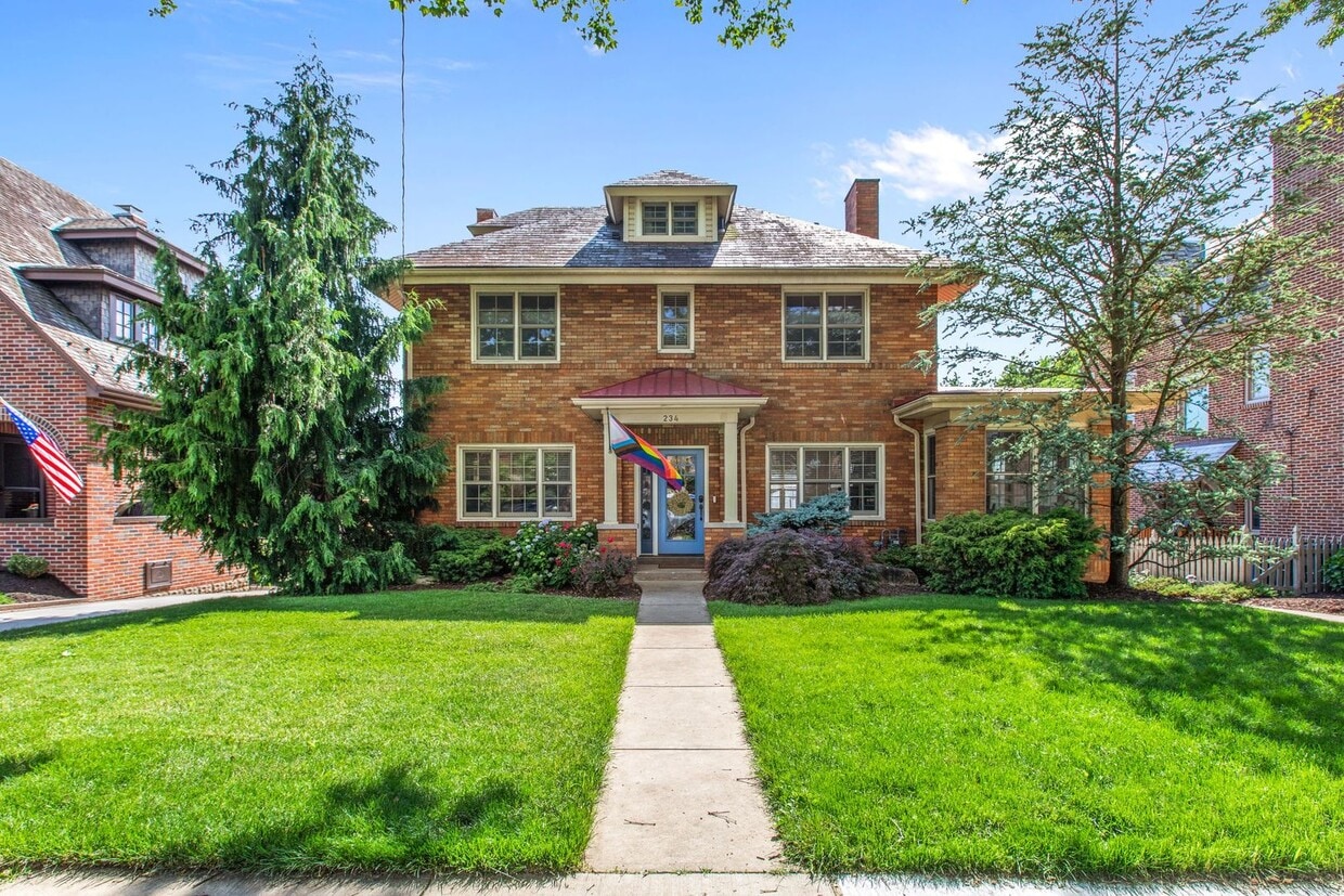 *Beautifully Updated & Spacious 4BD/4BA Si... - *Beautifully Updated & Spacious 4BD/4BA Si...