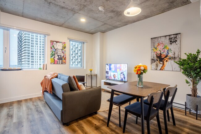 Building Photo - 2198 Rue Sainte-Catherine