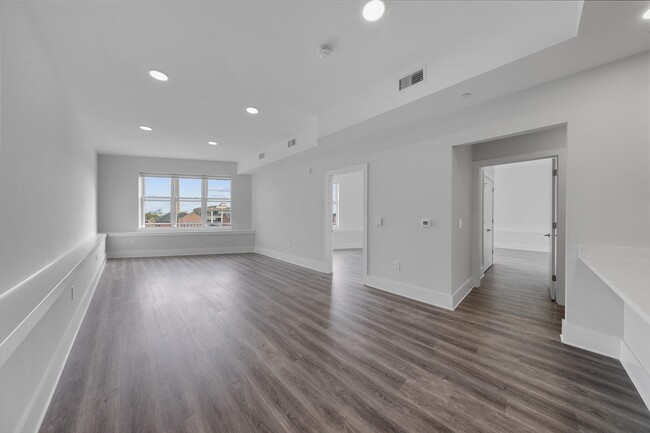 Building Photo - 660 Grand St