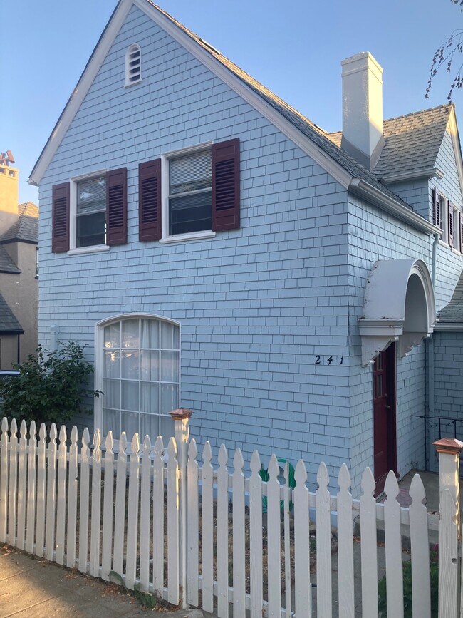 Foto del edificio - 241 B St