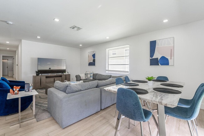 Foto del edificio - 825-827 Southwest 14th Street-SI FL1-ID1475658P