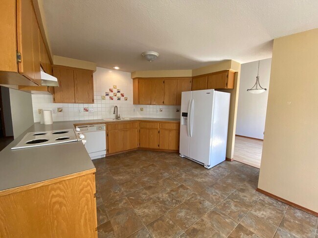 Building Photo - 4 bedroom, 3 bathroom Home in Bull Mountai...