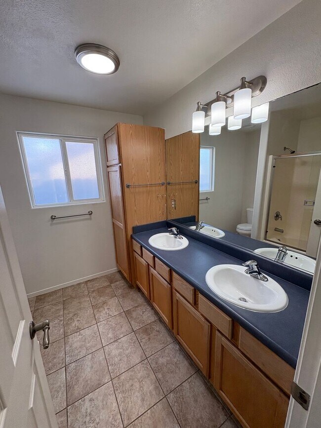 Building Photo - NE Visalia Home Available Now!