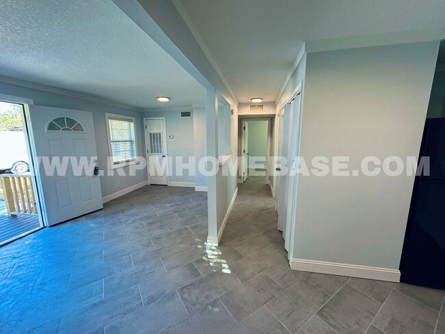 Foto del edificio - 2 bed, 1 bath on large lot with fenced in ...