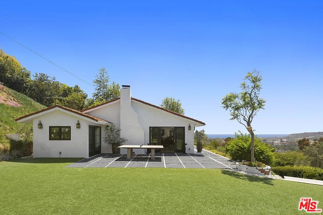 Primary Photo - 3560 Serra Rd