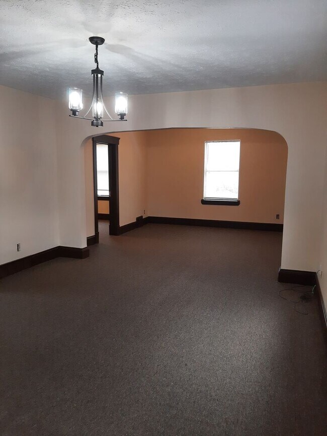 Building Photo - 2114 W 83rd St