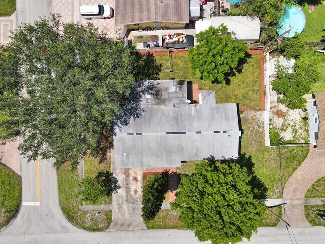 Building Photo - Spacious and beautiful home with a fenced backyard!