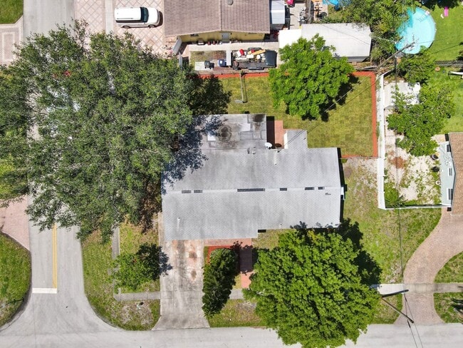 Foto del edificio - Spacious and beautiful home with a fenced backyard!