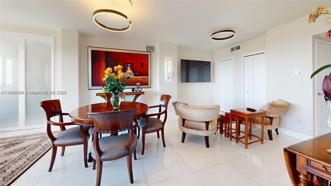 Building Photo - 3625 N Country Club Dr