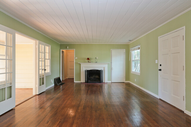 Building Photo - Charming 1 Bed 1 Bath Los Altos Cottage on...