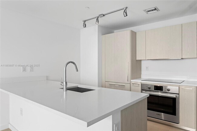 Foto del edificio - 501 NE 31st St