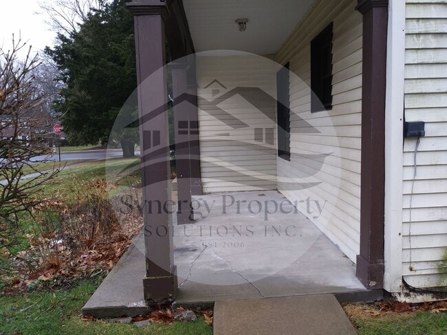 Building Photo - 560 W Townview Cir