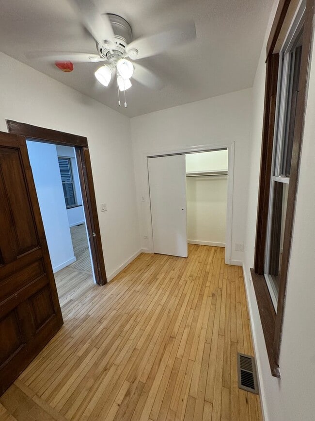 Foto del edificio - 1336 W Barry Ave