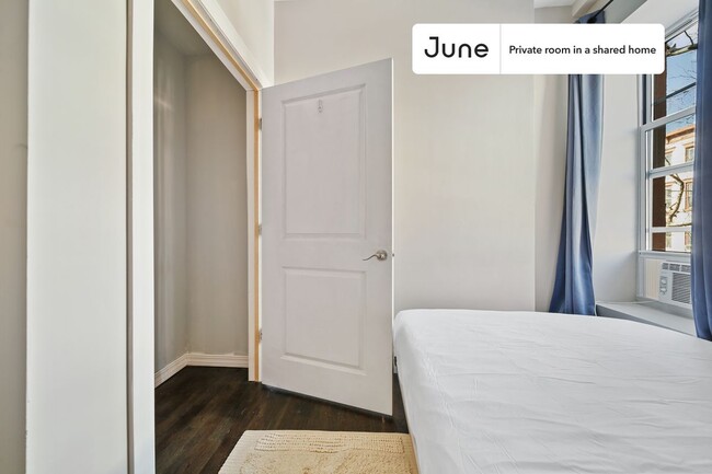 Building Photo - Private bedroom in 4 bed/2 bath Home