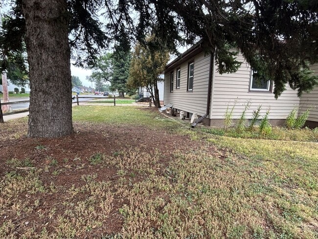 Building Photo - Lovely 2 bedroom Upstairs of a Duplex for ...