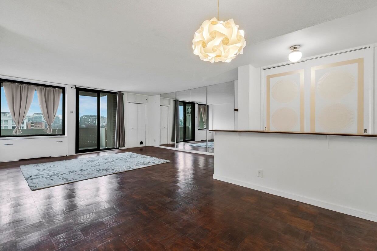 Foto principal - For Let: A Home in the Air, A Place Among ...