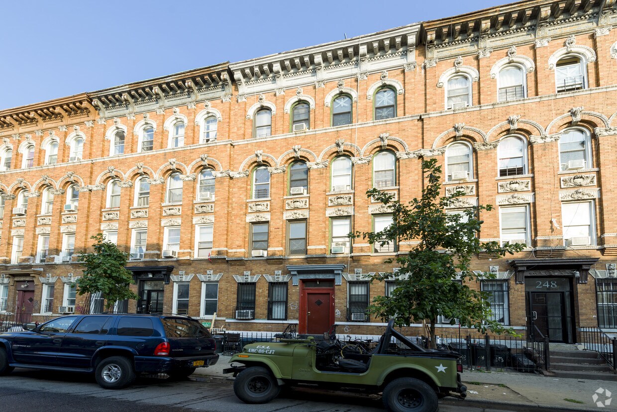 Primary Photo - 250 Stockholm St