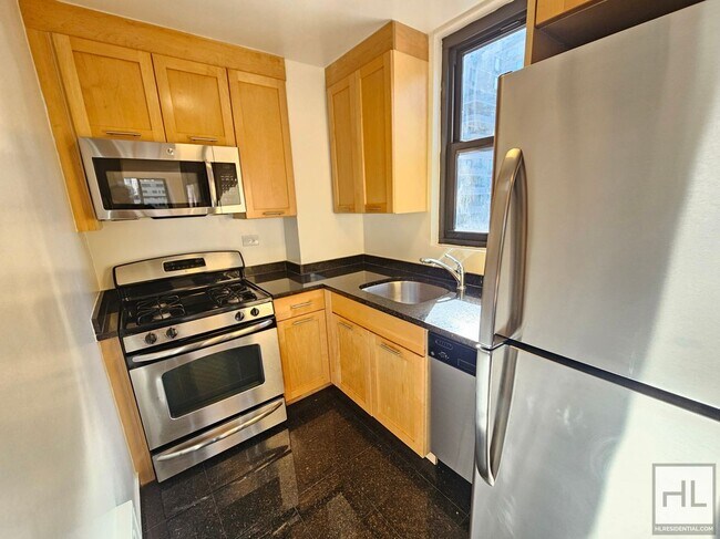 Foto del edificio - Corner 1-Bedroom in Midtown East | 11th Floor, Full-Service Building