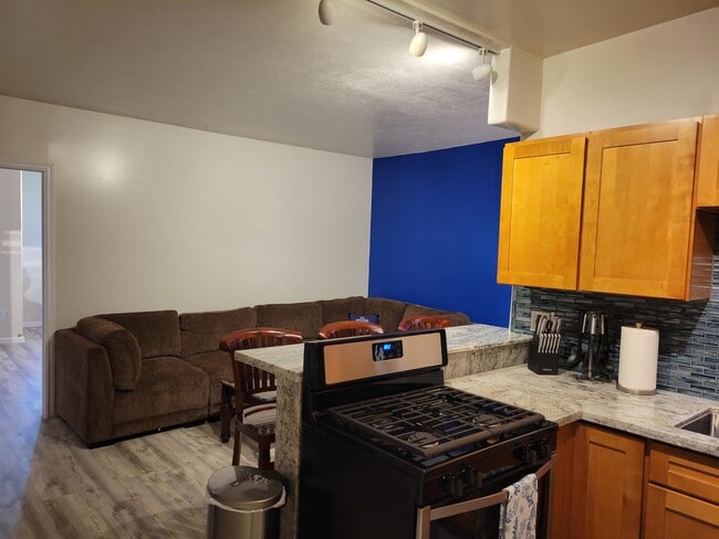 Building Photo - 355 Kalanianaole St
