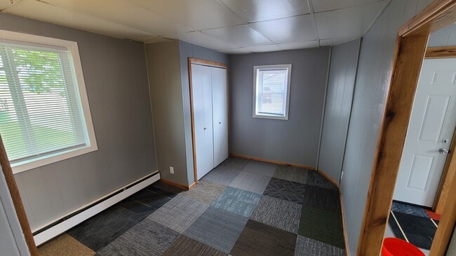 Cuarto de armario del dormitorio - 221 Main St E