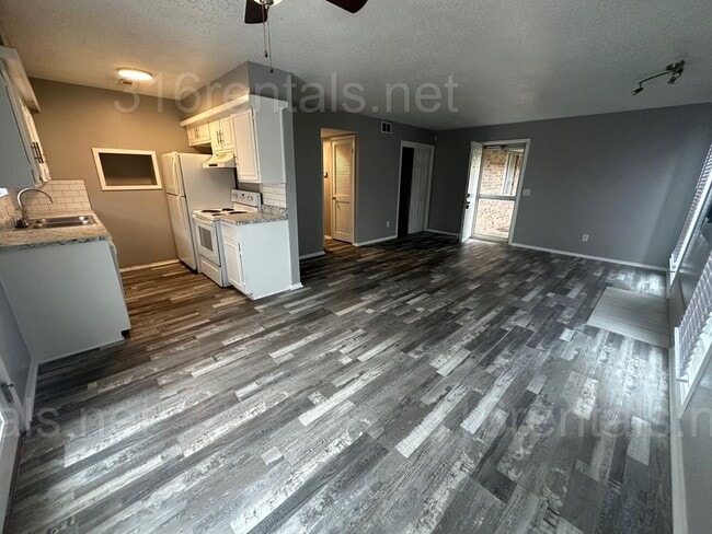 Building Photo - $895 - 2 bed 1 bath - Duplex