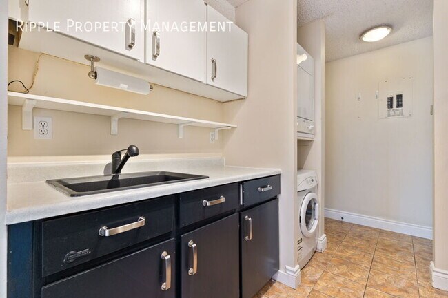 Photo du bâtiment - Modern 2 Beds, 1 Baths Apartment/Condo | 1 Cat Allowed | BUILDING AGE RESTRICTED: OCCUPANTS MUST ...