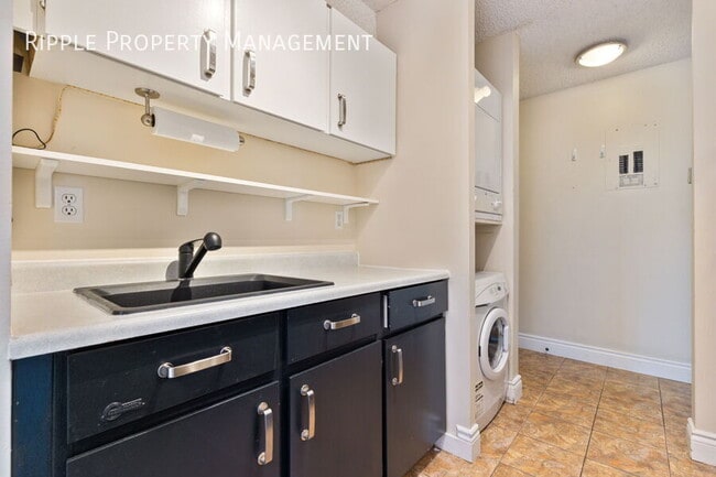 Building Photo - Modern 2 Beds, 1 Baths Apartment/Condo | 1...