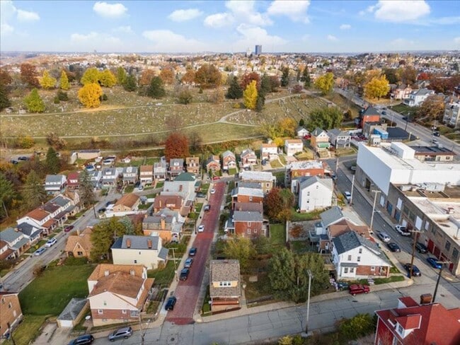 Building Photo - Updated 2 Bed, 1.5 Bath Home in Carrick For Rent – Move-In Ready