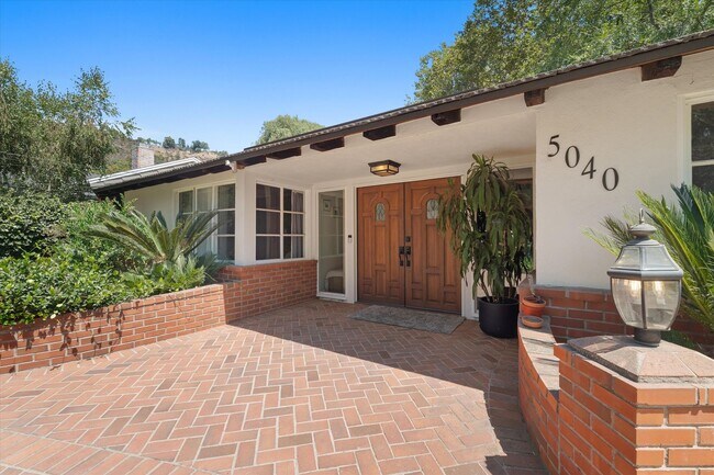Foto del edificio - La Canada 4-Bedroom Home | Large Lot, Upda...