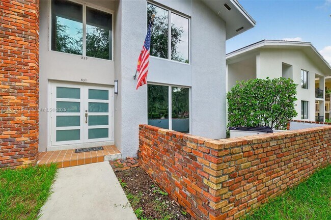Foto del edificio - 537 Menendez Ave