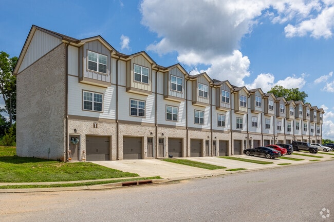 Building Photo - The Villas at Charleston Oaks