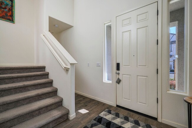 Building Photo - Beautiful 2 story Home for rent in Visalia...