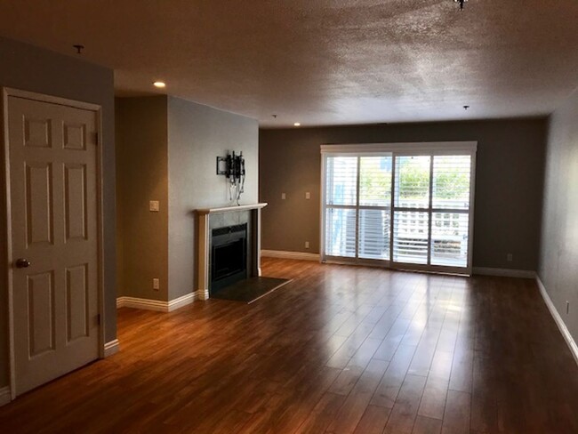 Building Photo - 2 bedroom, 2 bath townhome in Walnut Creek...