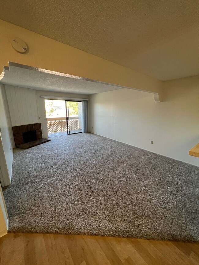 Building Photo - Updated One Bedroom with Garage!