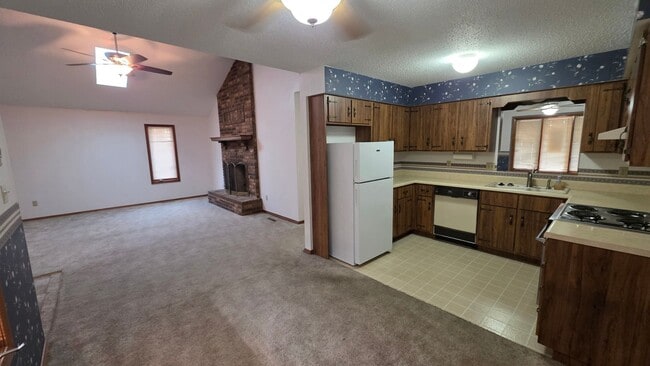 Building Photo - 503 E Redwood St