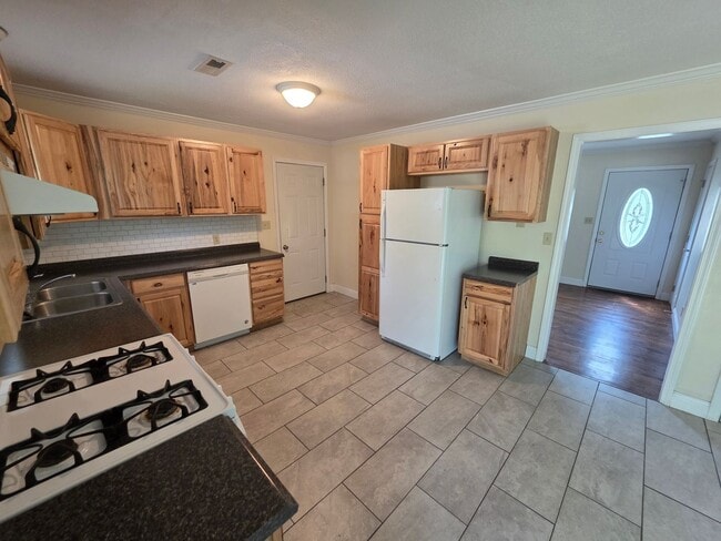 Building Photo - 3 Bedroom / 1 Bath House - Garage and Fenc...
