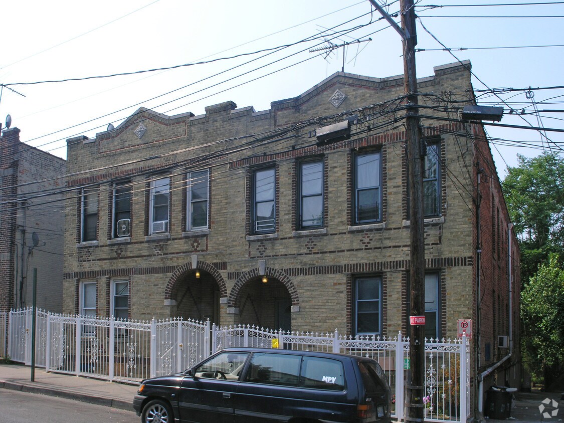 Building Photo - 636 E 223rd St