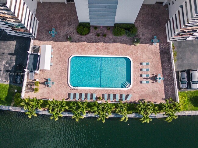 Building Photo - 401 Golden Isles Dr